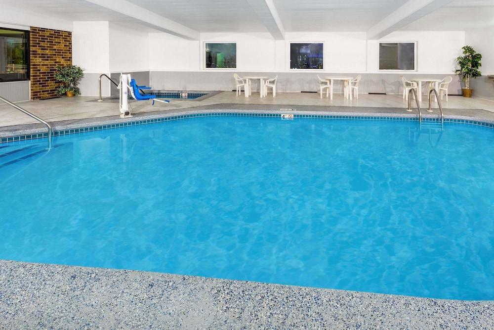 Days Inn By Wyndham Fond Du Lac Bagian luar foto