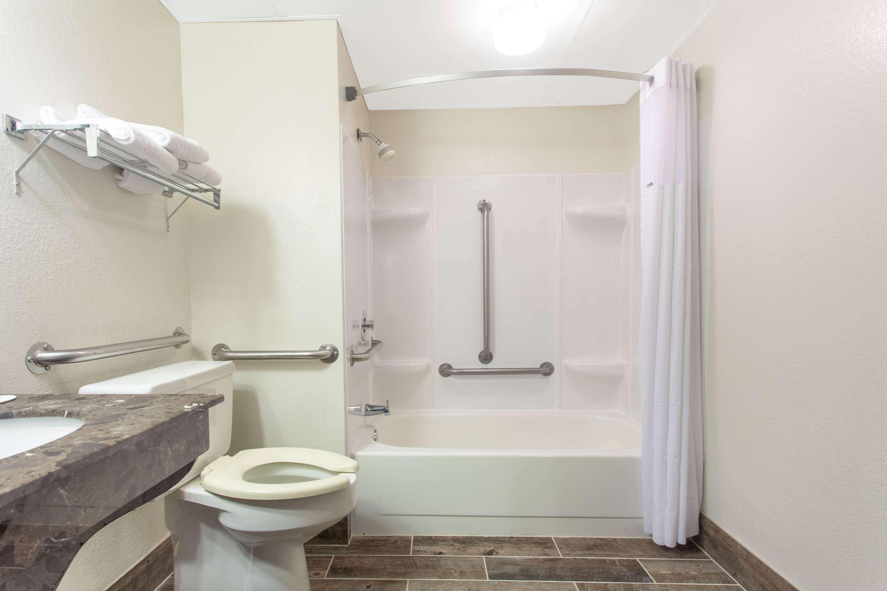 Days Inn By Wyndham Fond Du Lac Bagian luar foto
