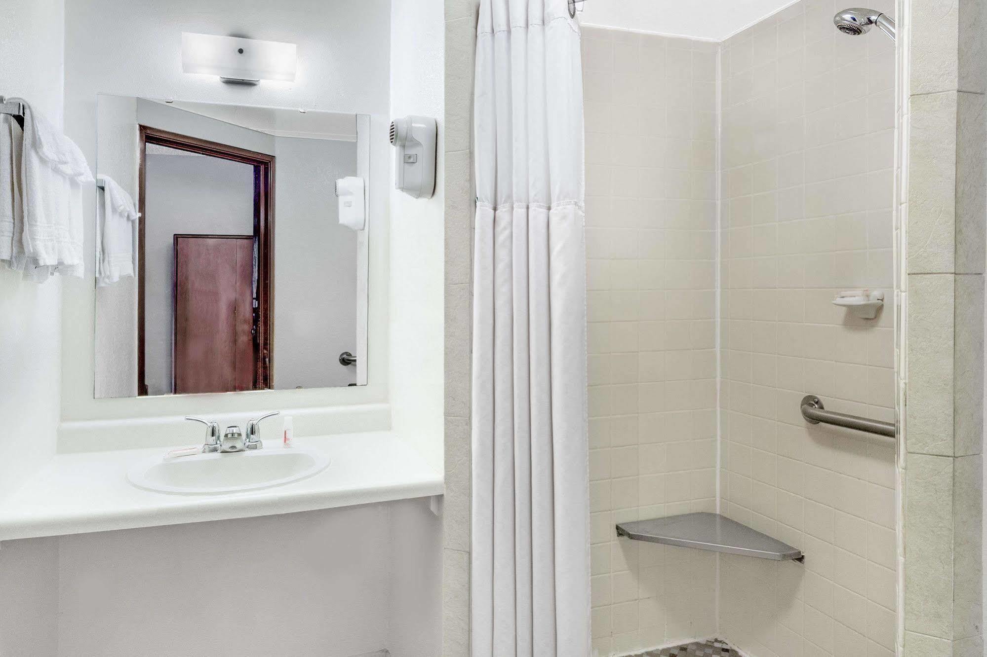 Days Inn By Wyndham Fond Du Lac Bagian luar foto